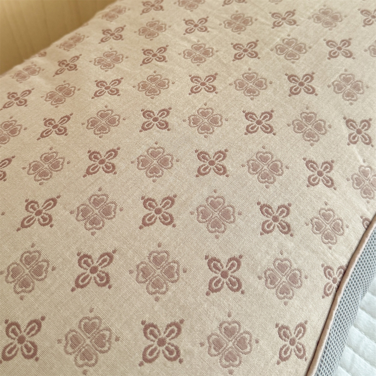 91家纺网 家纺一手货源 找家纺 麦肯锡 2025新款可爱猫耳碎花双层纱荞麦枕枕头枕芯 猫耳朵碎花双层纱荞麦枕-棕色