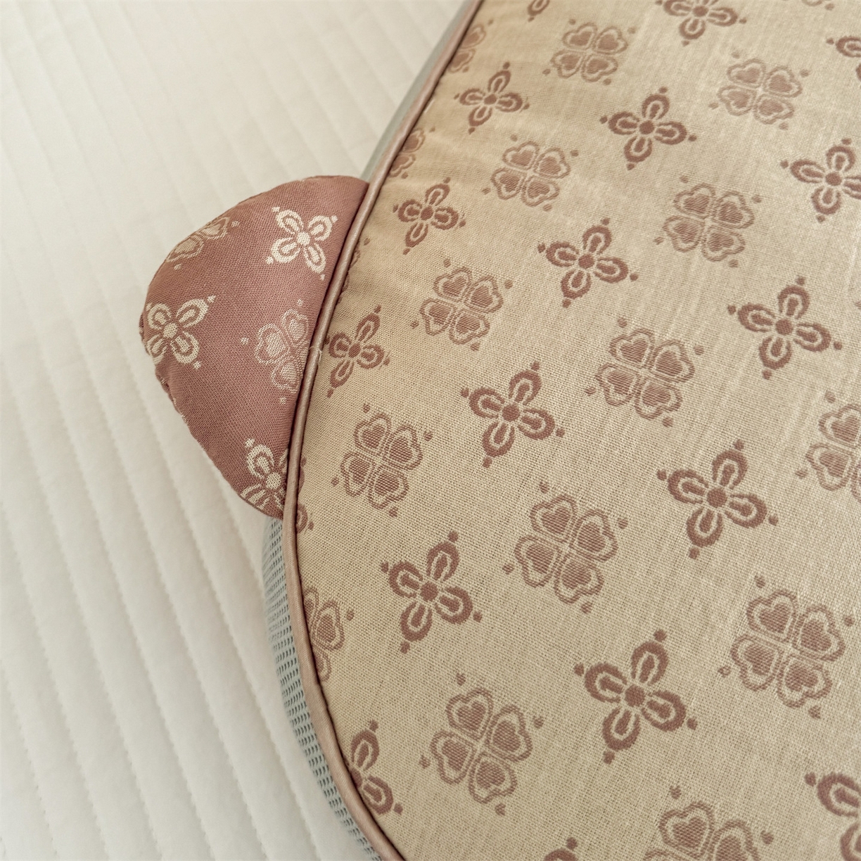 91家纺网 家纺一手货源 找家纺 麦肯锡 2025新款可爱猫耳碎花双层纱荞麦枕枕头枕芯 猫耳朵碎花双层纱荞麦枕-棕色