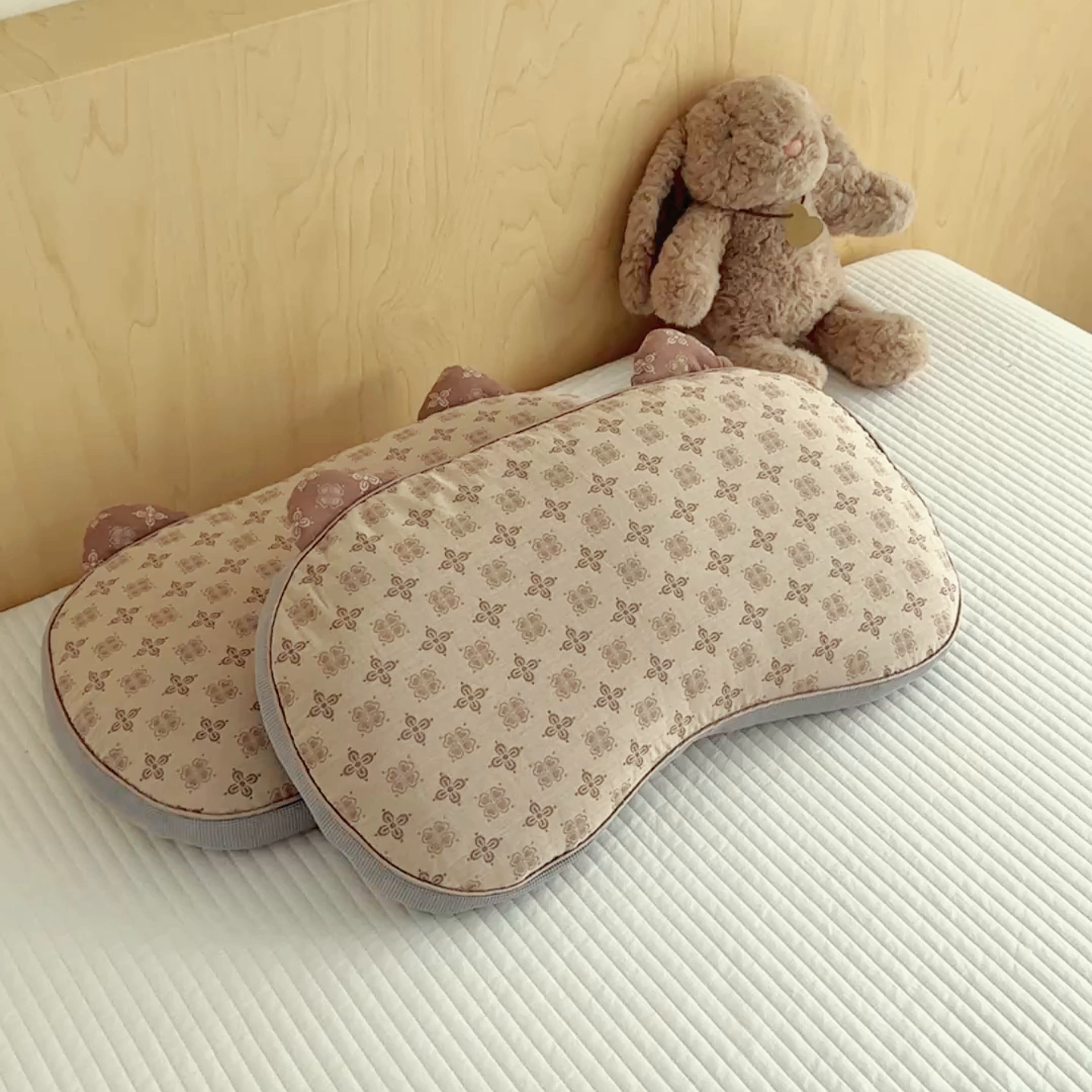 91家纺网 家纺一手货源 找家纺 麦肯锡 2025新款可爱猫耳碎花双层纱荞麦枕枕头枕芯 猫耳朵碎花双层纱荞麦枕-棕色