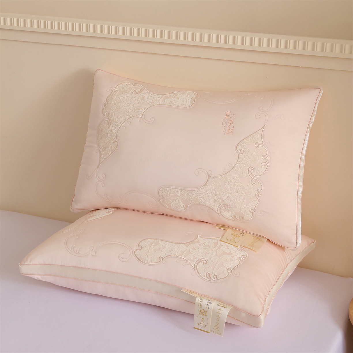 91家纺网 家纺一手货源 找家纺 （总）麦肯锡 2025新款金乳丝刺绣羽丝绒枕枕头枕芯