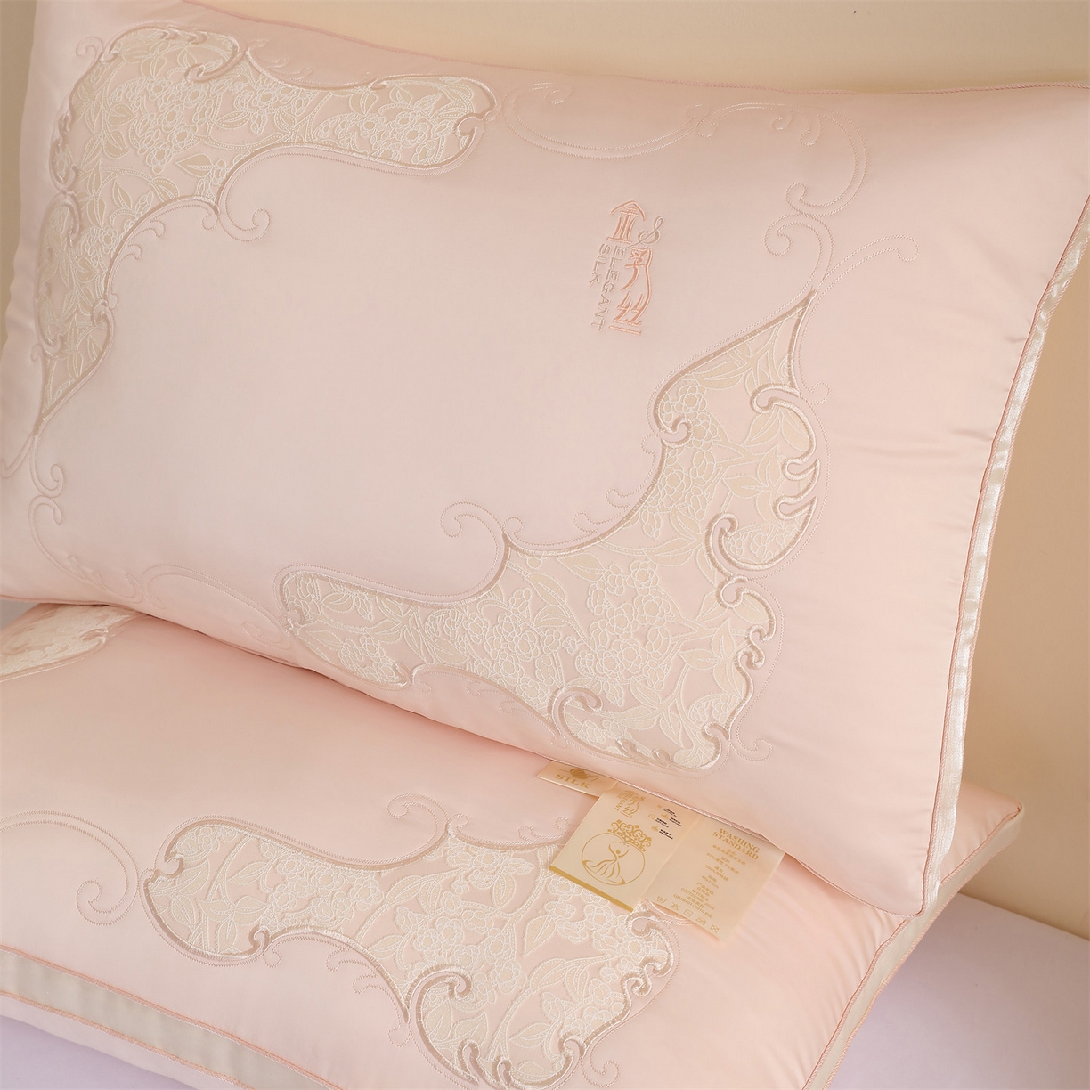 91家纺网 家纺一手货源 找家纺 （总）麦肯锡 2025新款金乳丝刺绣羽丝绒枕枕头枕芯