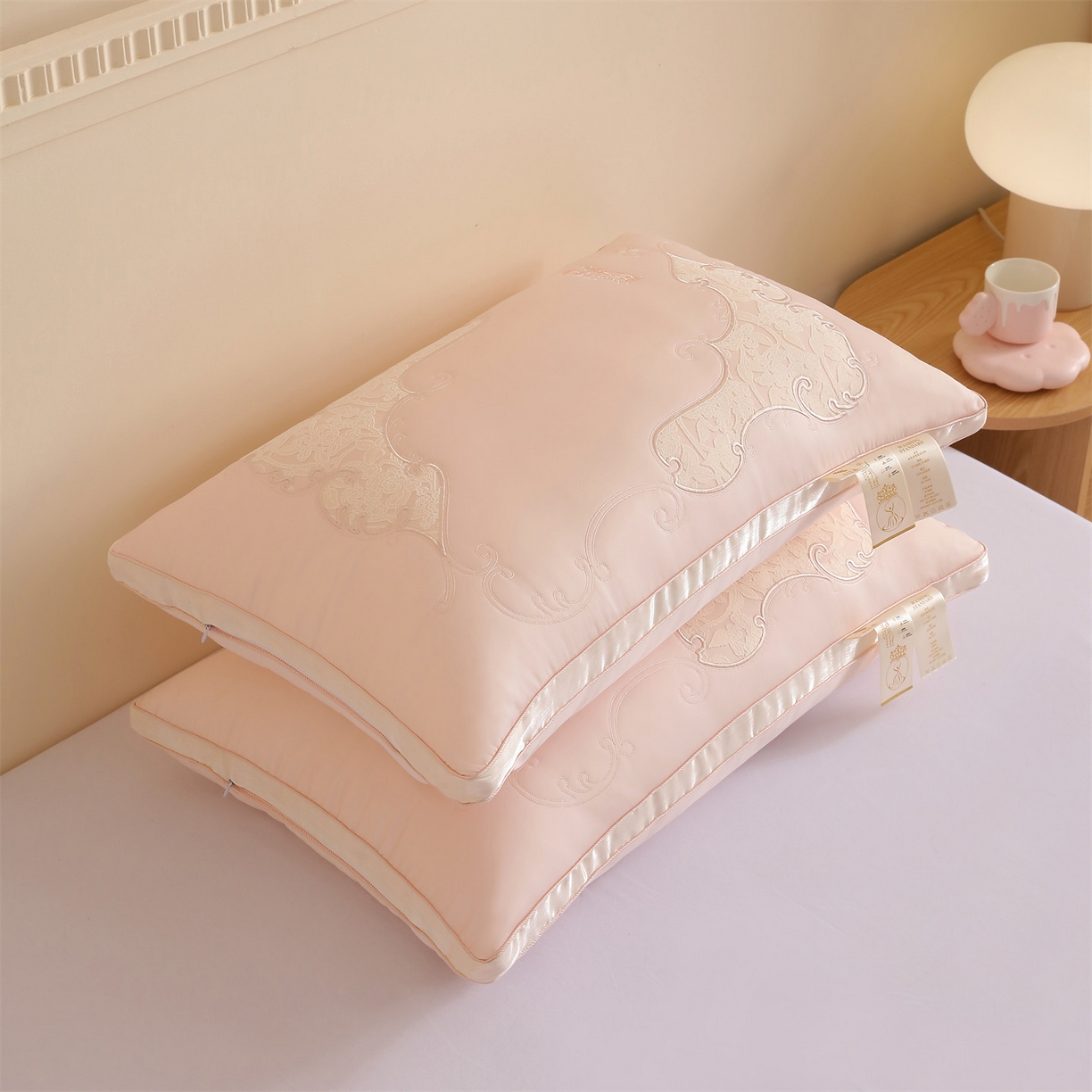 91家纺网 家纺一手货源 找家纺 （总）麦肯锡 2025新款金乳丝刺绣羽丝绒枕枕头枕芯