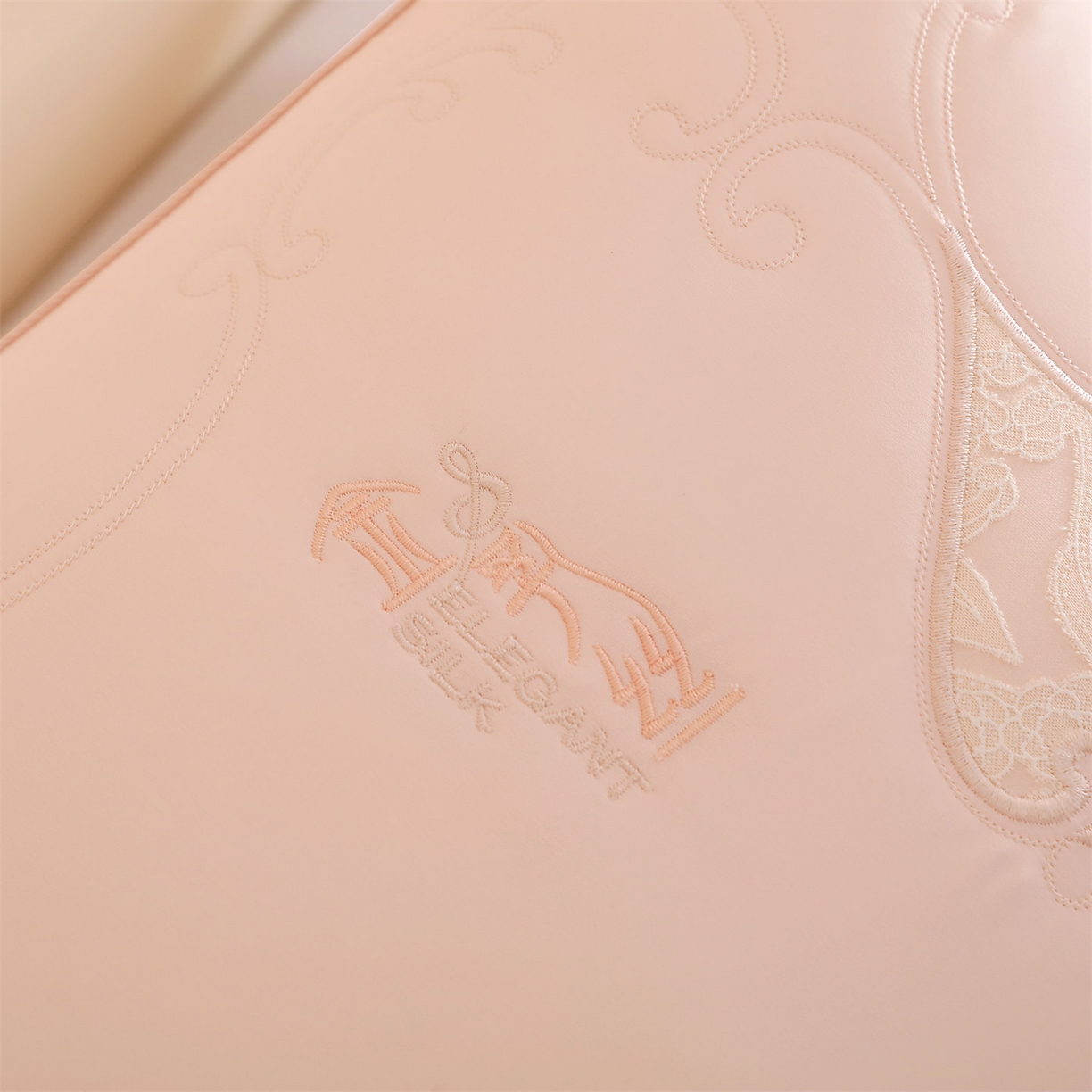 91家纺网 家纺一手货源 找家纺 （总）麦肯锡 2025新款金乳丝刺绣羽丝绒枕枕头枕芯