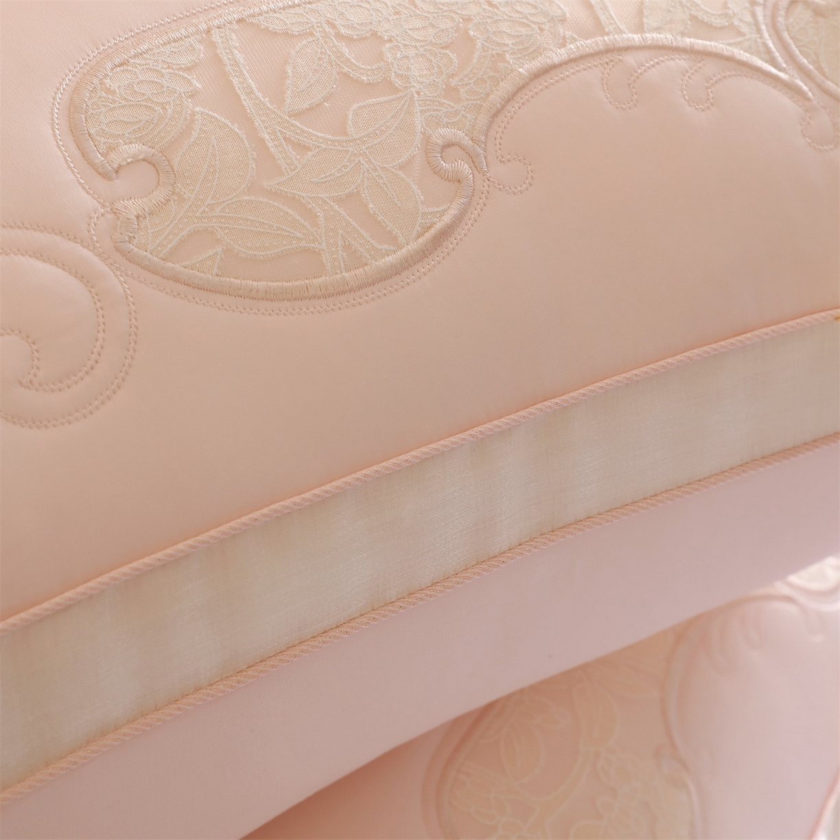 91家纺网 家纺一手货源 找家纺 （总）麦肯锡 2025新款金乳丝刺绣羽丝绒枕枕头枕芯