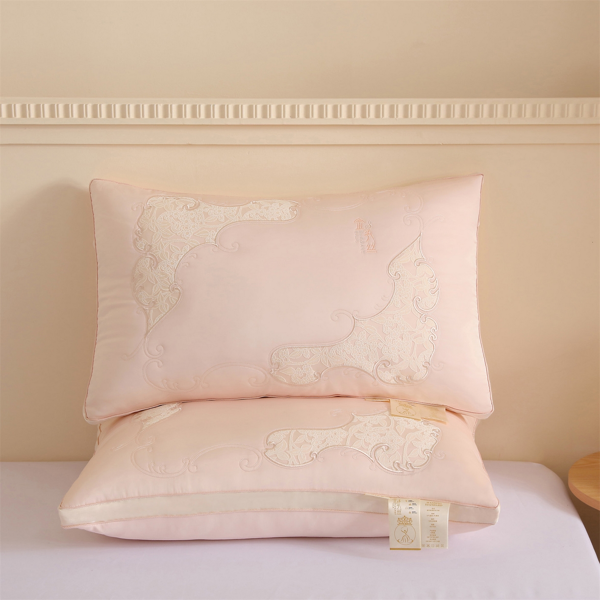 91家纺网 家纺一手货源 找家纺 麦肯锡 2025新款金乳丝刺绣羽丝绒枕枕头枕芯 金乳胶丝刺绣羽丝绒枕粉色