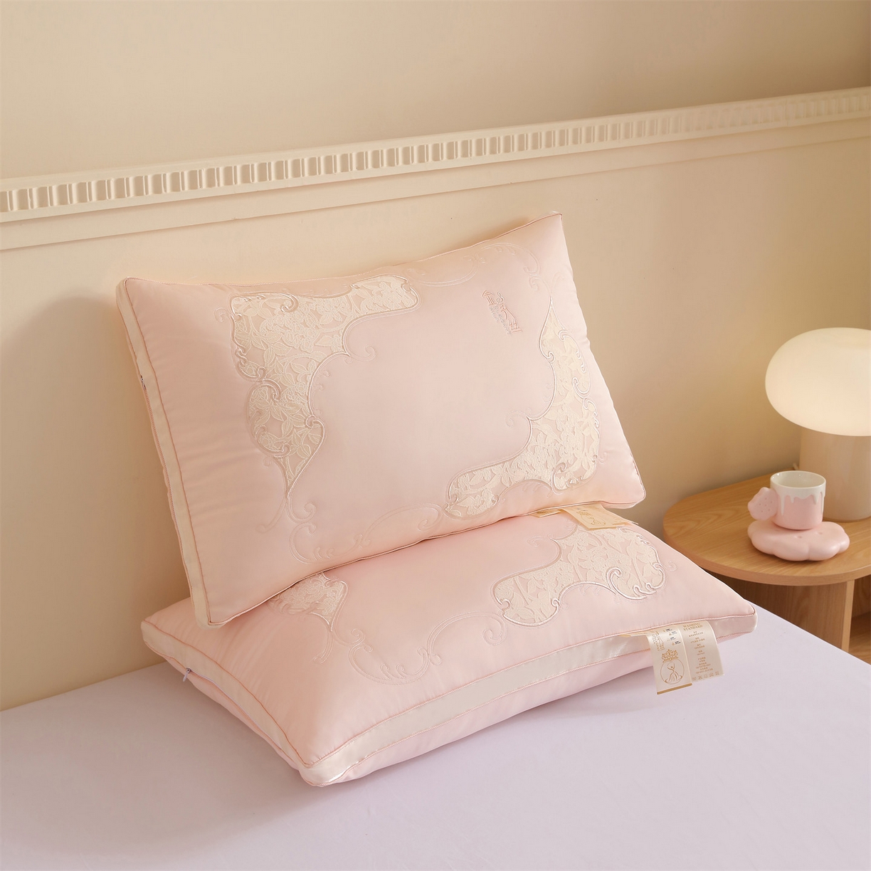 91家纺网 家纺一手货源 找家纺 麦肯锡 2025新款金乳丝刺绣羽丝绒枕枕头枕芯 金乳胶丝刺绣羽丝绒枕粉色