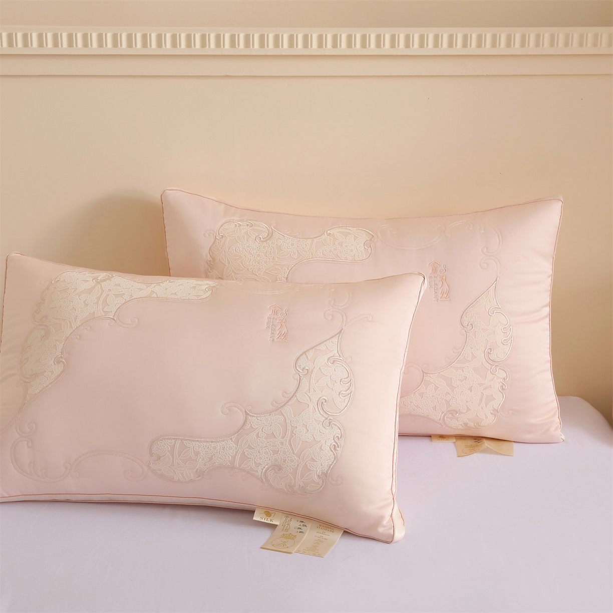 91家纺网 家纺一手货源 找家纺 麦肯锡 2025新款金乳丝刺绣羽丝绒枕枕头枕芯 金乳胶丝刺绣羽丝绒枕粉色