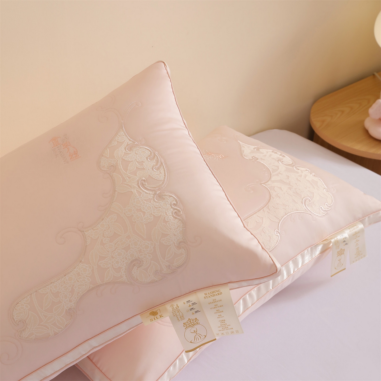 91家纺网 家纺一手货源 找家纺 麦肯锡 2025新款金乳丝刺绣羽丝绒枕枕头枕芯 金乳胶丝刺绣羽丝绒枕粉色