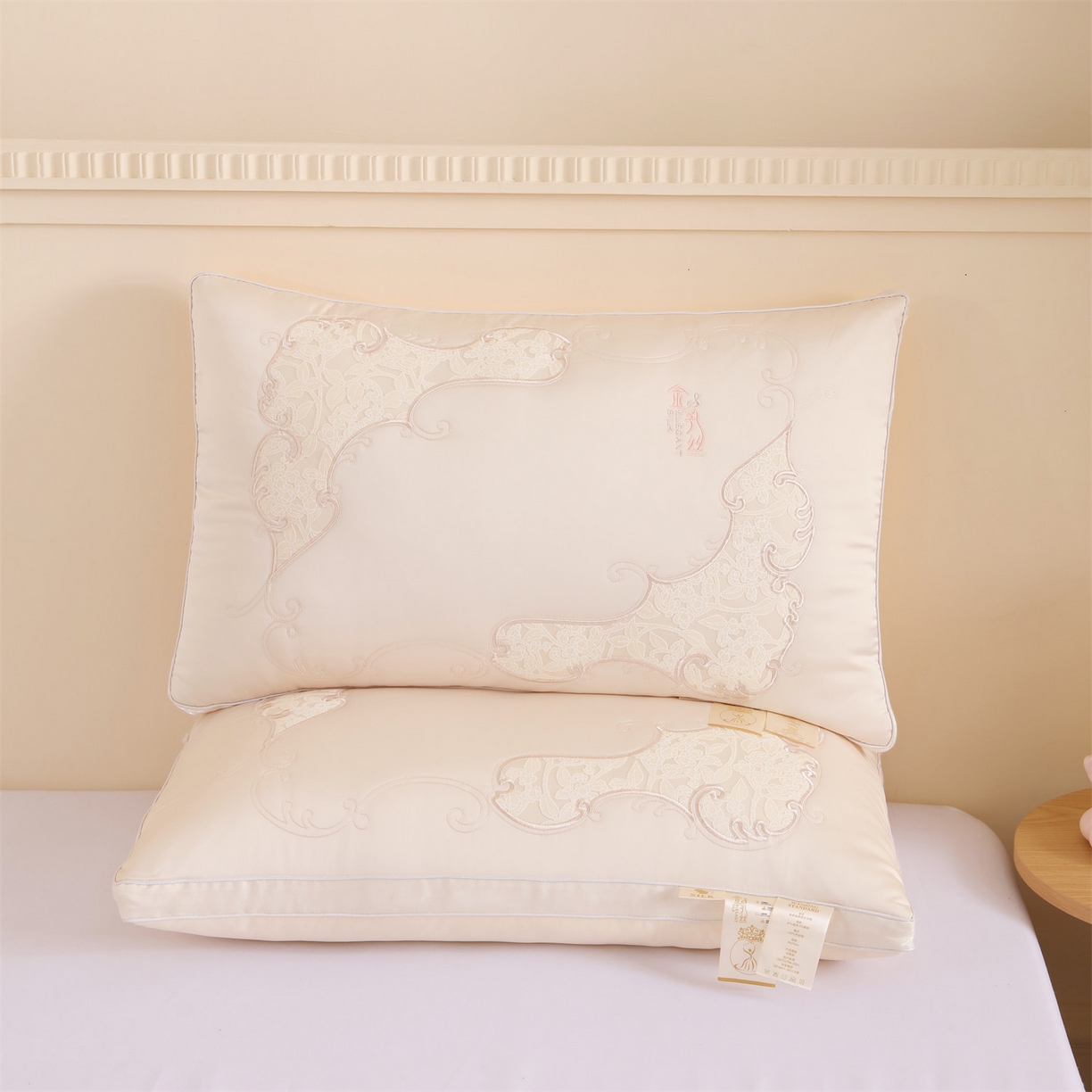 麦肯锡 2025新款金乳丝刺绣羽丝绒枕枕头枕芯 金乳丝刺绣羽丝绒枕米黄