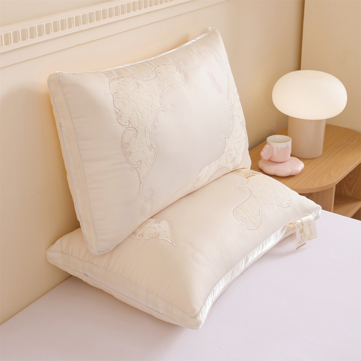 91家纺网 家纺一手货源 找家纺 麦肯锡 2025新款金乳丝刺绣羽丝绒枕枕头枕芯 金乳丝刺绣羽丝绒枕米黄