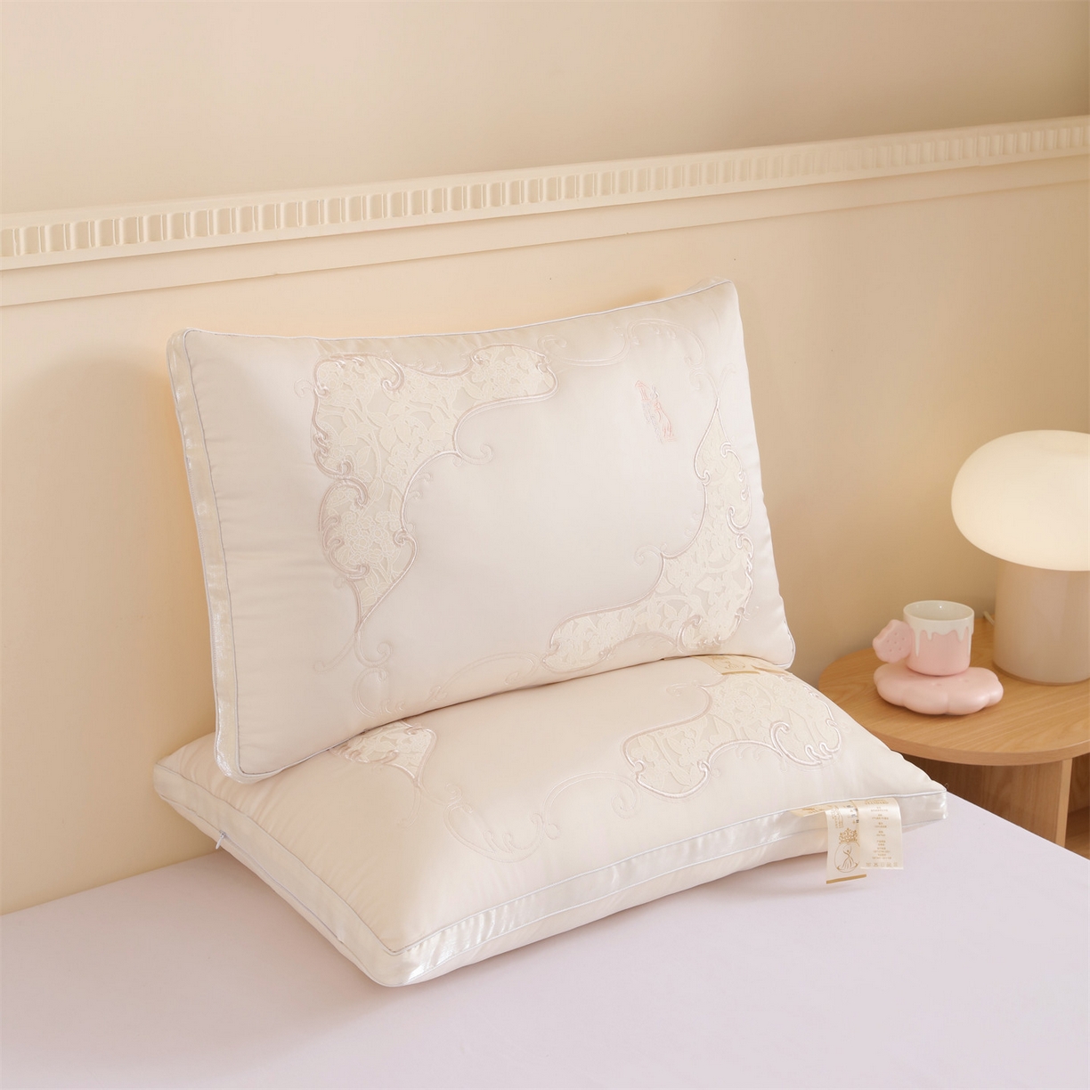 91家纺网 家纺一手货源 找家纺 麦肯锡 2025新款金乳丝刺绣羽丝绒枕枕头枕芯 金乳丝刺绣羽丝绒枕米黄