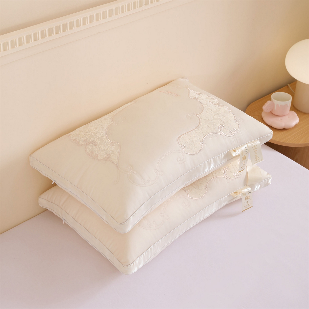 91家纺网 家纺一手货源 找家纺 麦肯锡 2025新款金乳丝刺绣羽丝绒枕枕头枕芯 金乳丝刺绣羽丝绒枕米黄