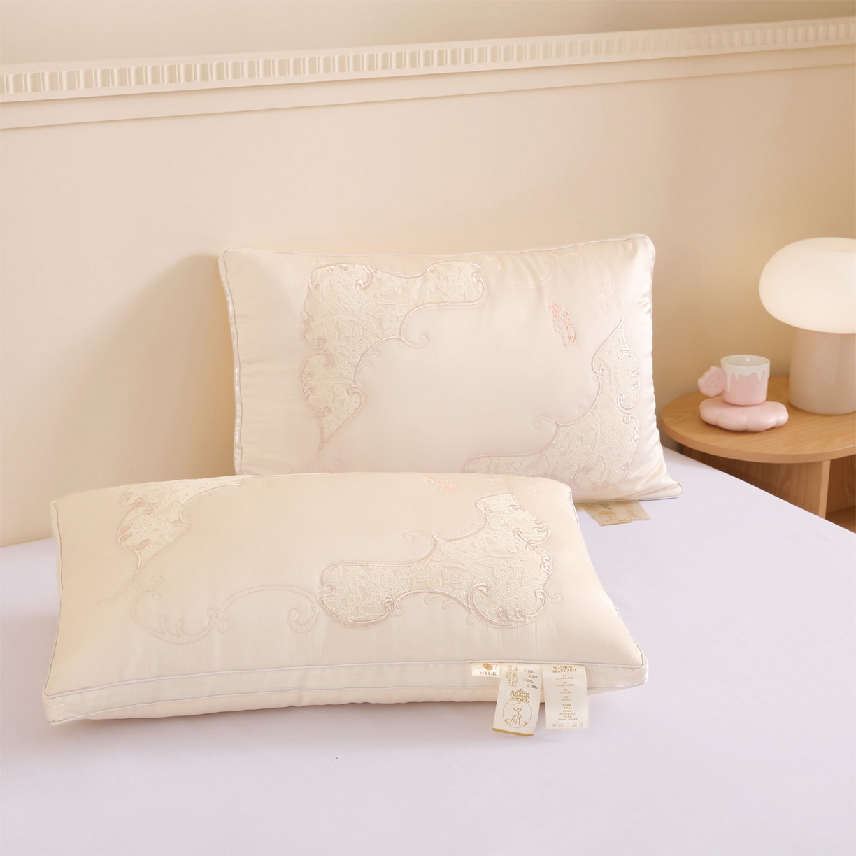 91家纺网 家纺一手货源 找家纺 麦肯锡 2025新款金乳丝刺绣羽丝绒枕枕头枕芯 金乳丝刺绣羽丝绒枕米黄