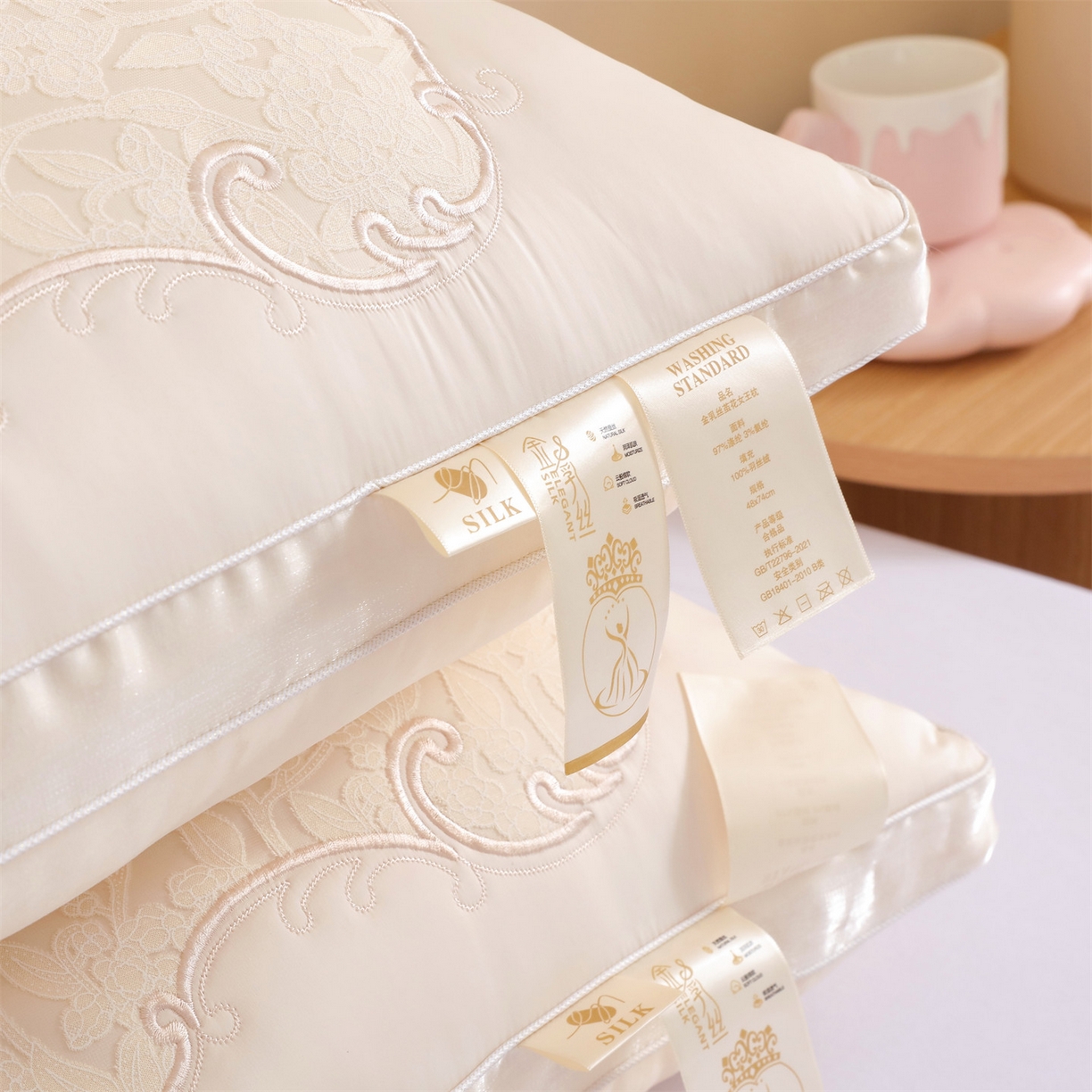 91家纺网 家纺一手货源 找家纺 麦肯锡 2025新款金乳丝刺绣羽丝绒枕枕头枕芯 金乳丝刺绣羽丝绒枕米黄