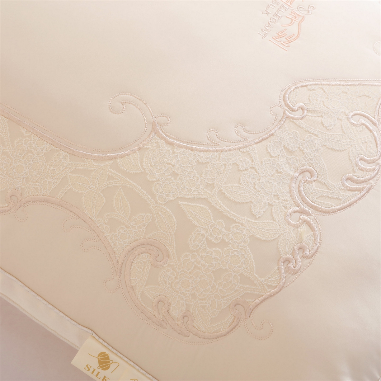 91家纺网 家纺一手货源 找家纺 麦肯锡 2025新款金乳丝刺绣羽丝绒枕枕头枕芯 金乳丝刺绣羽丝绒枕米黄