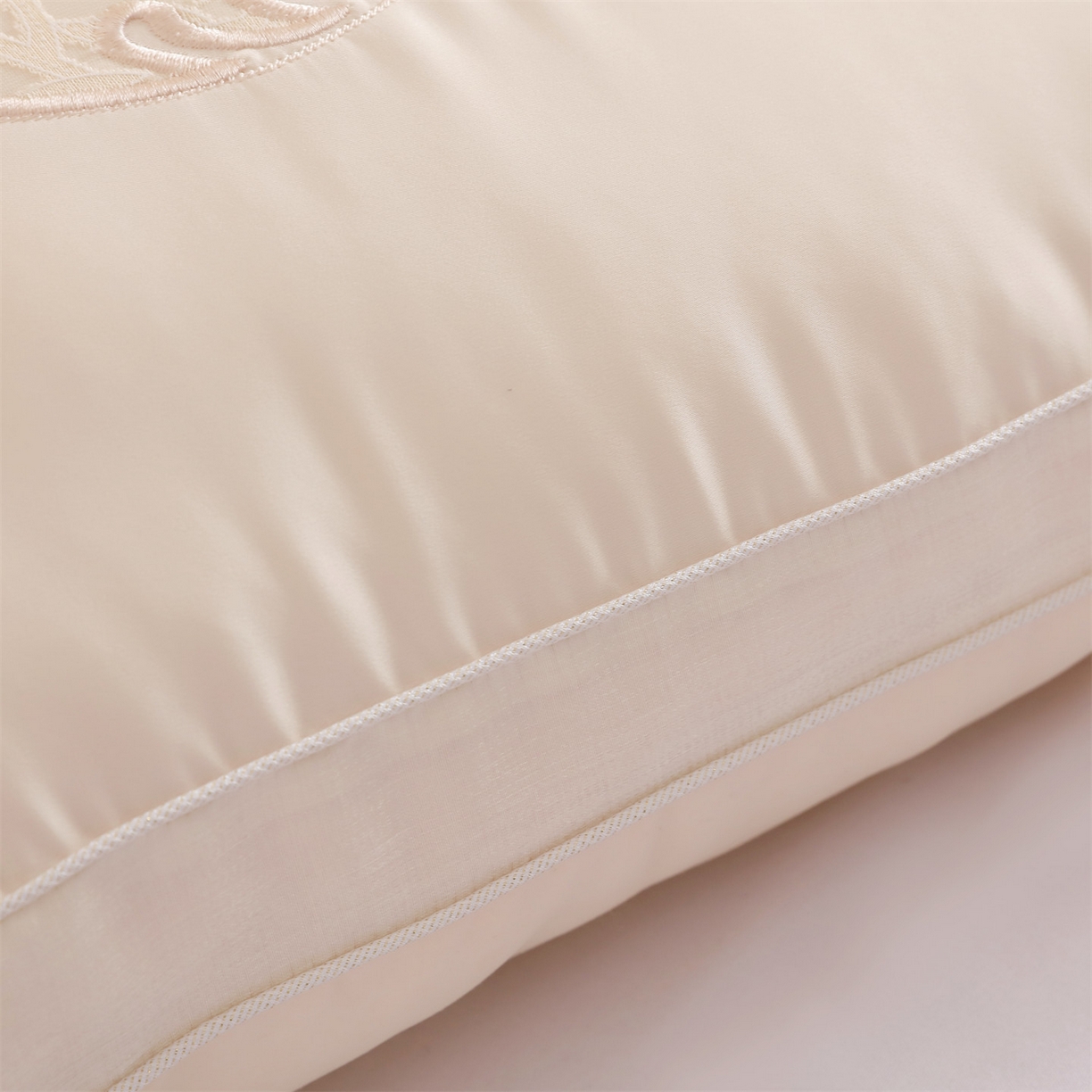 91家纺网 家纺一手货源 找家纺 麦肯锡 2025新款金乳丝刺绣羽丝绒枕枕头枕芯 金乳丝刺绣羽丝绒枕米黄