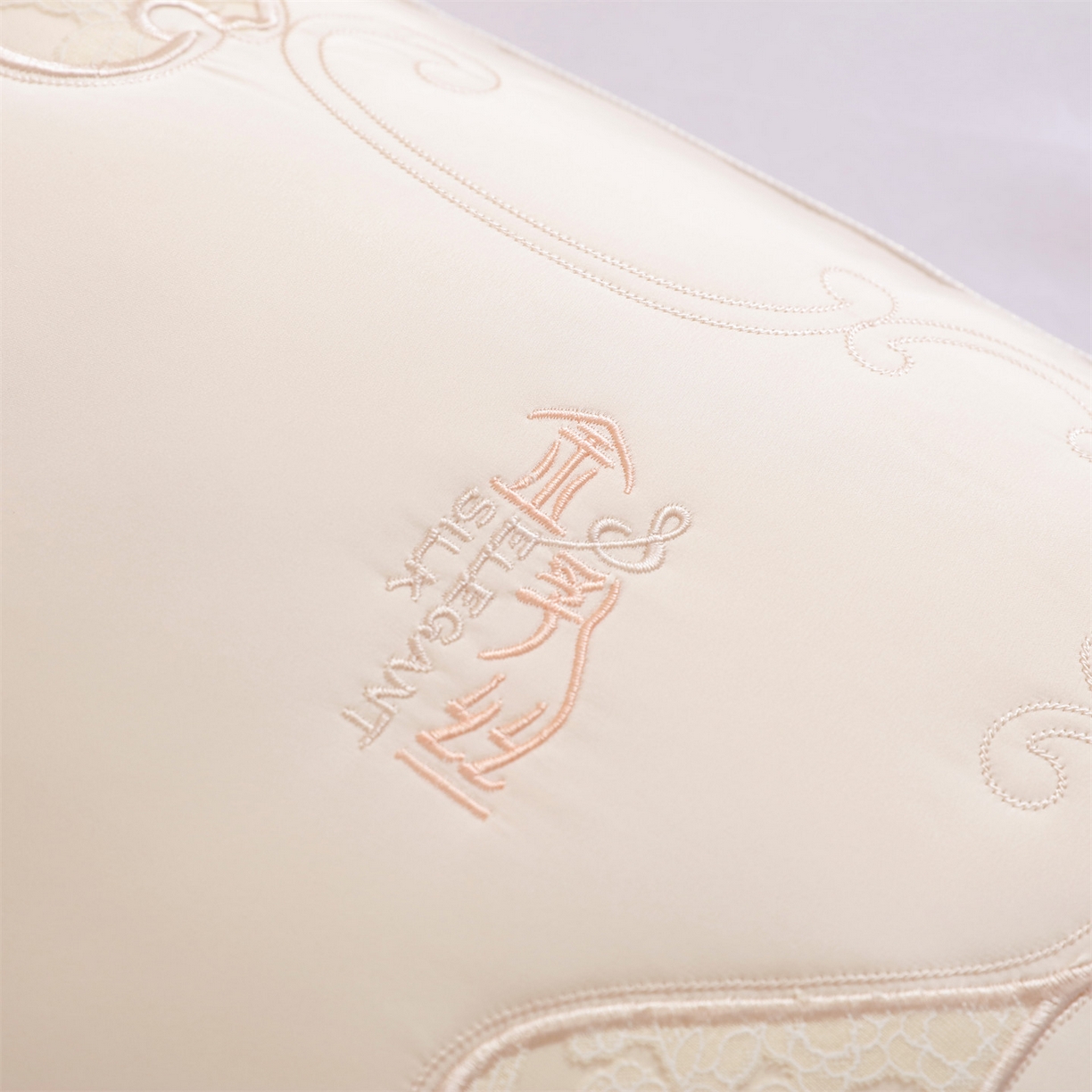 91家纺网 家纺一手货源 找家纺 麦肯锡 2025新款金乳丝刺绣羽丝绒枕枕头枕芯 金乳丝刺绣羽丝绒枕米黄