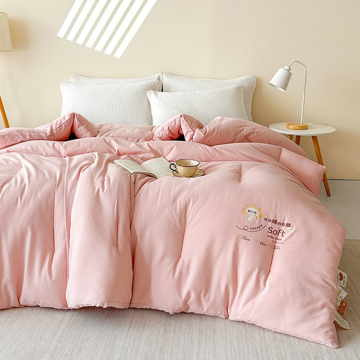 91家纺网 家纺一手货源 找家纺 欧夏家纺 2025新款亲肤舒适皱皱棉小芙提花大豆被被子被芯 润粉色