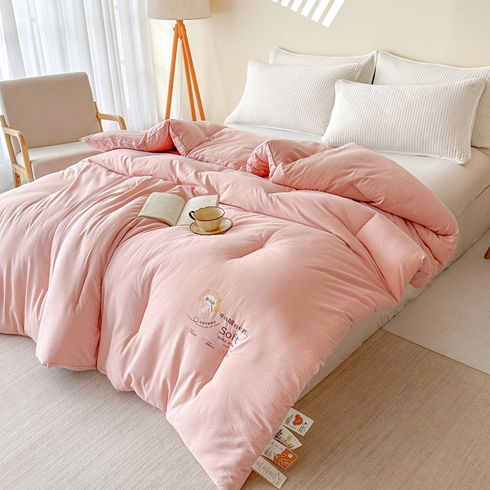 91家纺网 家纺一手货源 找家纺 欧夏家纺 2025新款亲肤舒适皱皱棉小芙提花大豆被被子被芯 润粉色