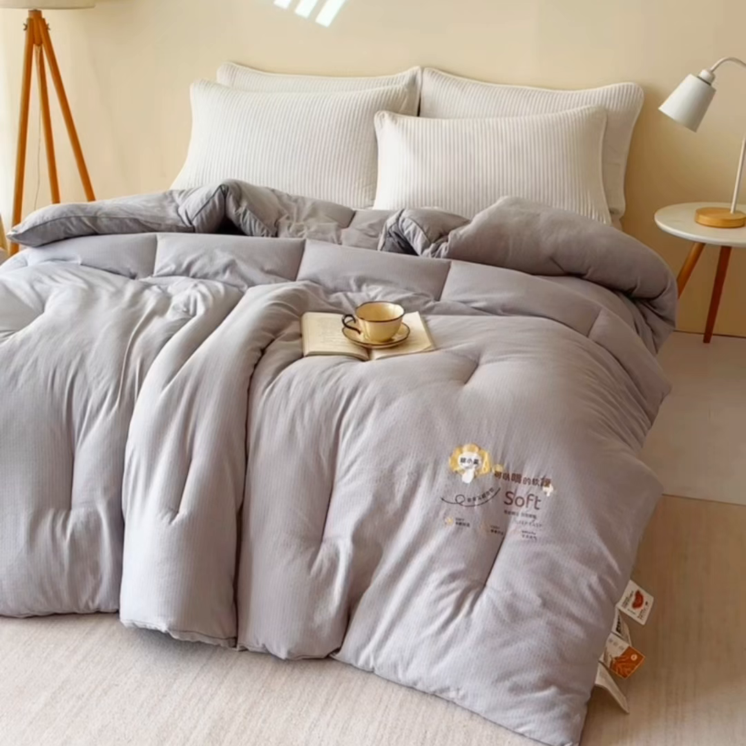 91家纺网 家纺一手货源 找家纺 欧夏家纺 2025新款亲肤舒适皱皱棉小芙提花大豆被被子被芯 雾银灰