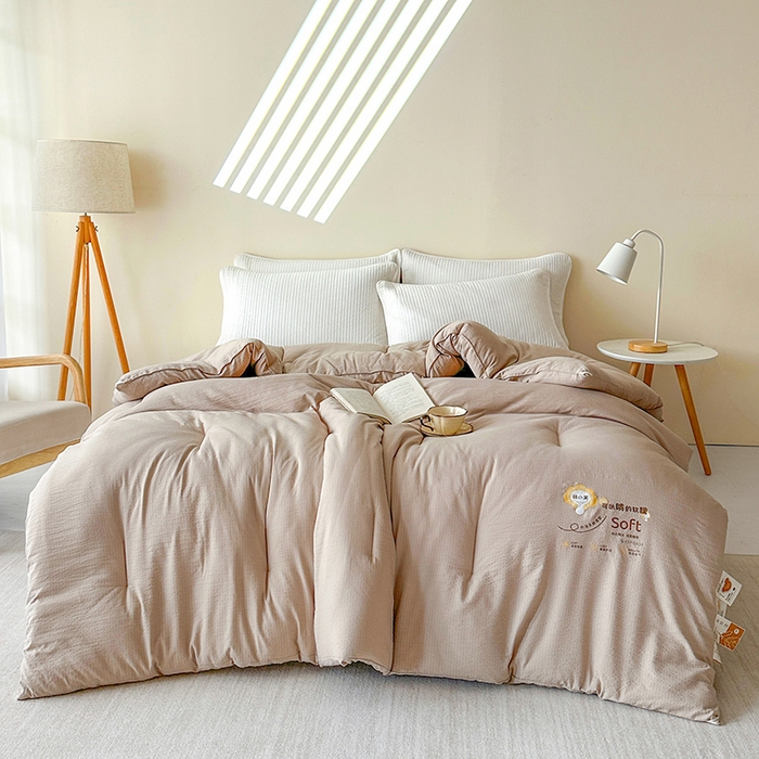 91家纺网 家纺一手货源 找家纺 欧夏家纺 2025新款亲肤舒适皱皱棉小芙提花大豆被被子被芯 香槟色