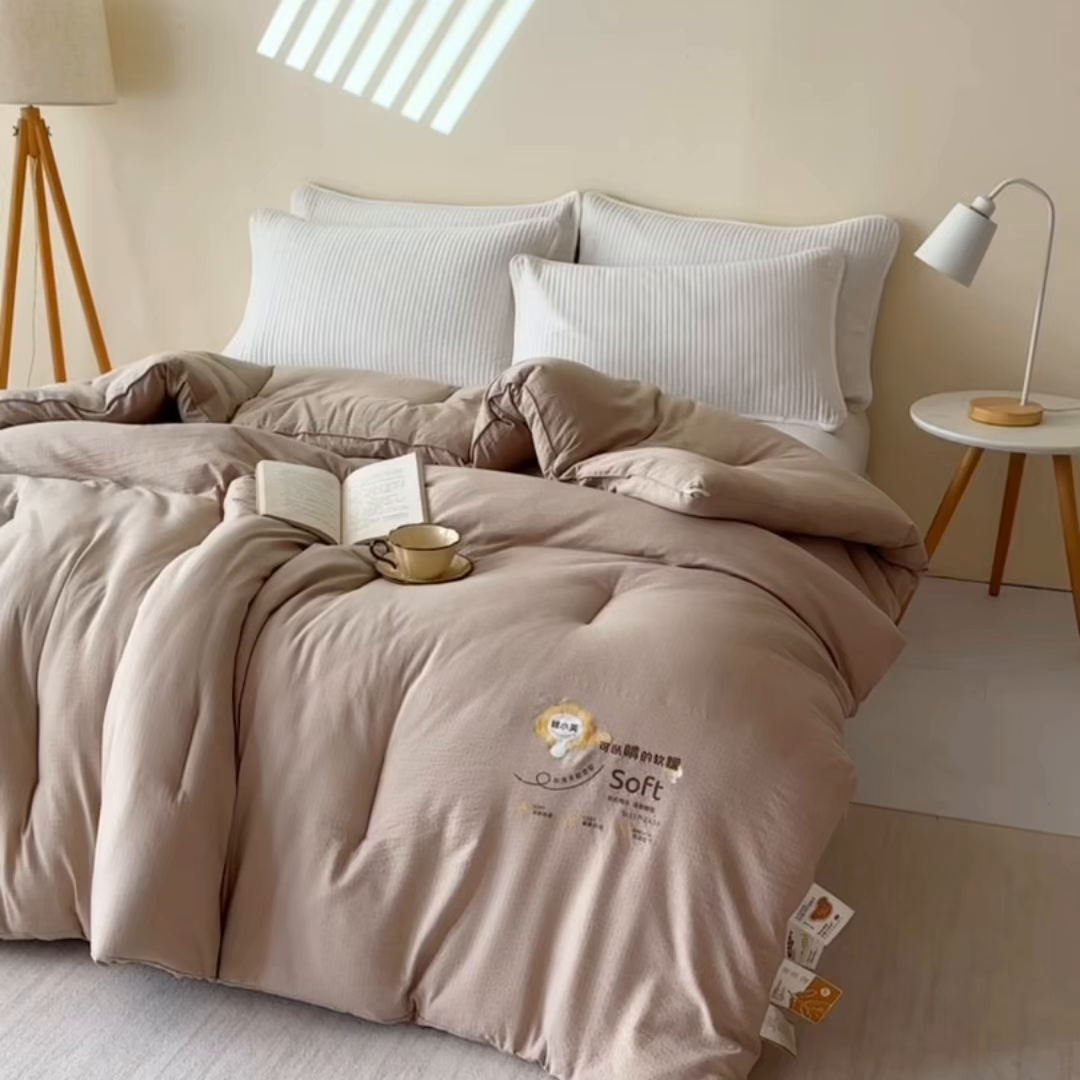91家纺网 家纺一手货源 找家纺 欧夏家纺 2025新款亲肤舒适皱皱棉小芙提花大豆被被子被芯 香槟色