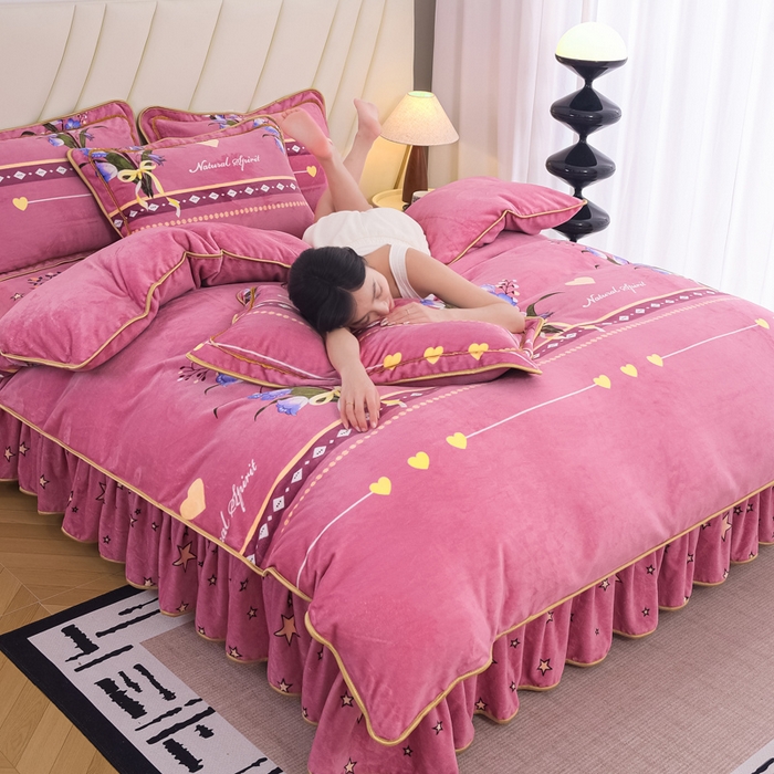 91家纺网 家纺一手货源 找家纺 首选家纺 2025新款加厚保暖牛奶绒金貂绒法莱绒床裙款四件套 花香怡人