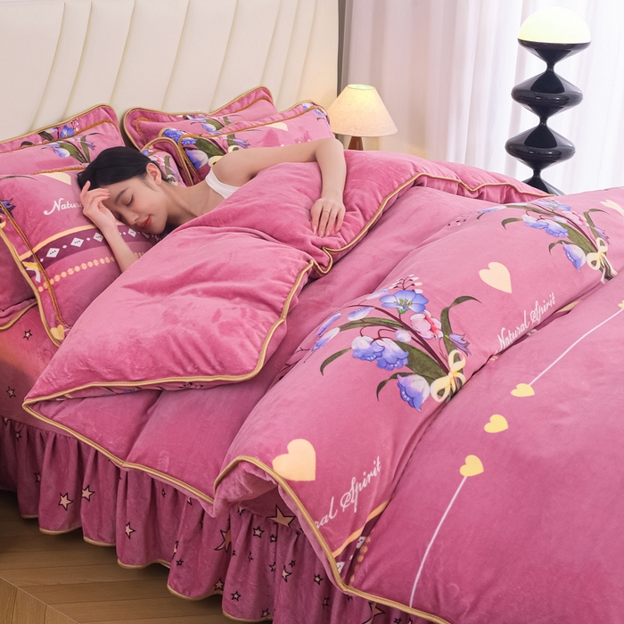 91家纺网 家纺一手货源 找家纺 首选家纺 2025新款加厚保暖牛奶绒金貂绒法莱绒床裙款四件套 花香怡人