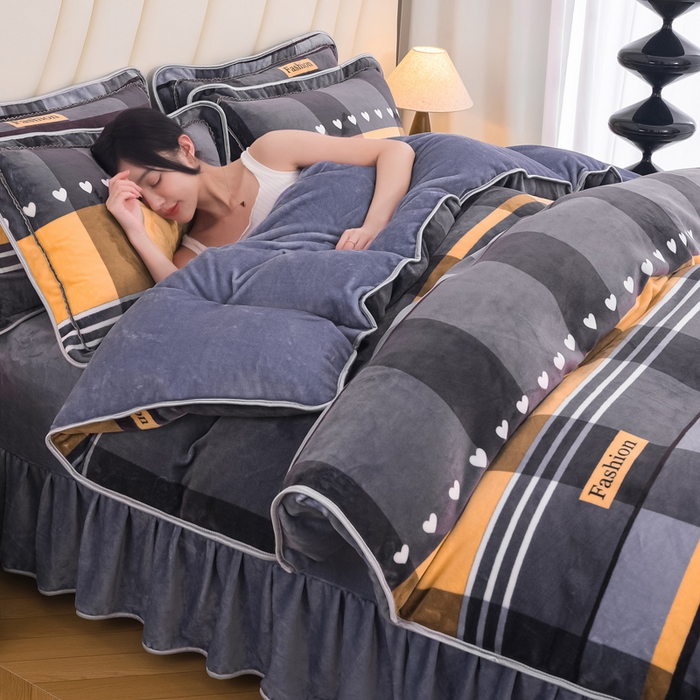 91家纺网 家纺一手货源 找家纺 首选家纺 2025新款加厚保暖牛奶绒金貂绒法莱绒床裙款四件套 绅士格