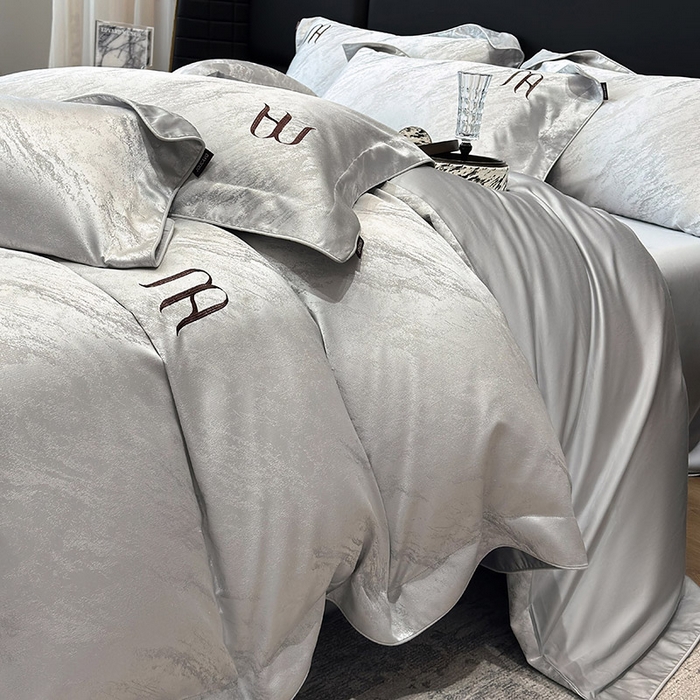 91家纺网 家纺一手货源 找家纺  轻奢风A类贡缎长绒棉提花四件套丝滑裸睡全工艺床单床笠轻奢风爆款天丝床上用品 丝蕴-蒂奥银