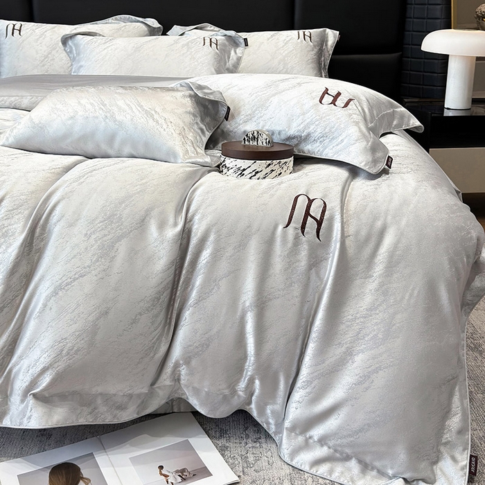 91家纺网 家纺一手货源 找家纺  轻奢风A类贡缎长绒棉提花四件套丝滑裸睡全工艺床单床笠轻奢风爆款天丝床上用品 丝蕴-蒂奥银