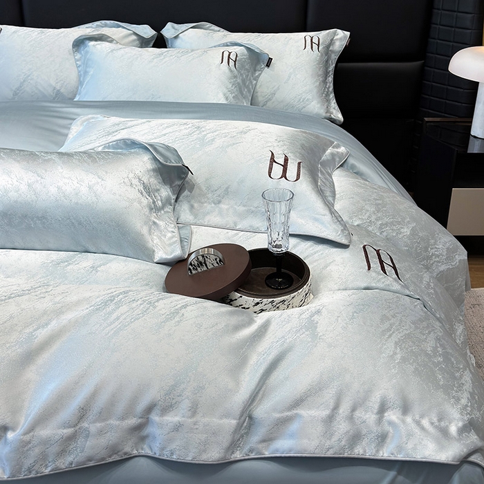 91家纺网 家纺一手货源 找家纺  轻奢风A类贡缎长绒棉提花四件套丝滑裸睡全工艺床单床笠轻奢风爆款天丝床上用品 丝蕴-柔雾蓝