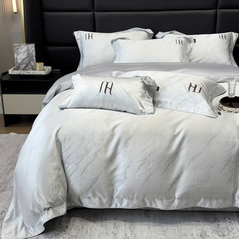 91家纺网 家纺一手货源 找家纺  轻奢风A类贡缎长绒棉提花四件套丝滑裸睡全工艺床单床笠轻奢风爆款天丝床上用品 丝蕴-蒂奥银