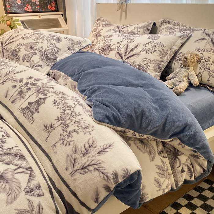 91家纺网 家纺一手货源 找家纺 新印象 2025新款牛奶绒印花四件套 似水流年-蓝