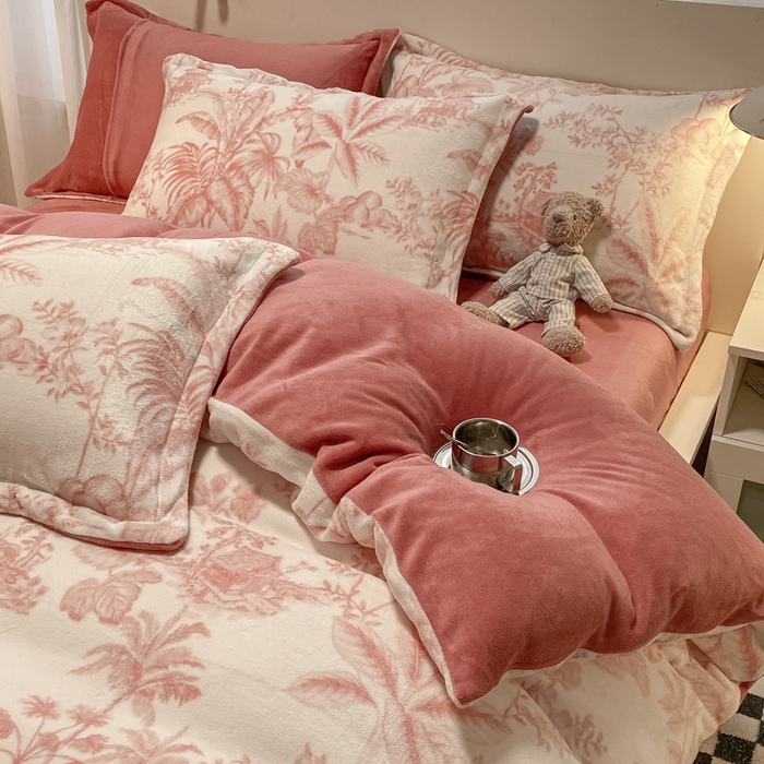 91家纺网 家纺一手货源 找家纺 新印象 2025新款牛奶绒印花四件套 似水流年-粉