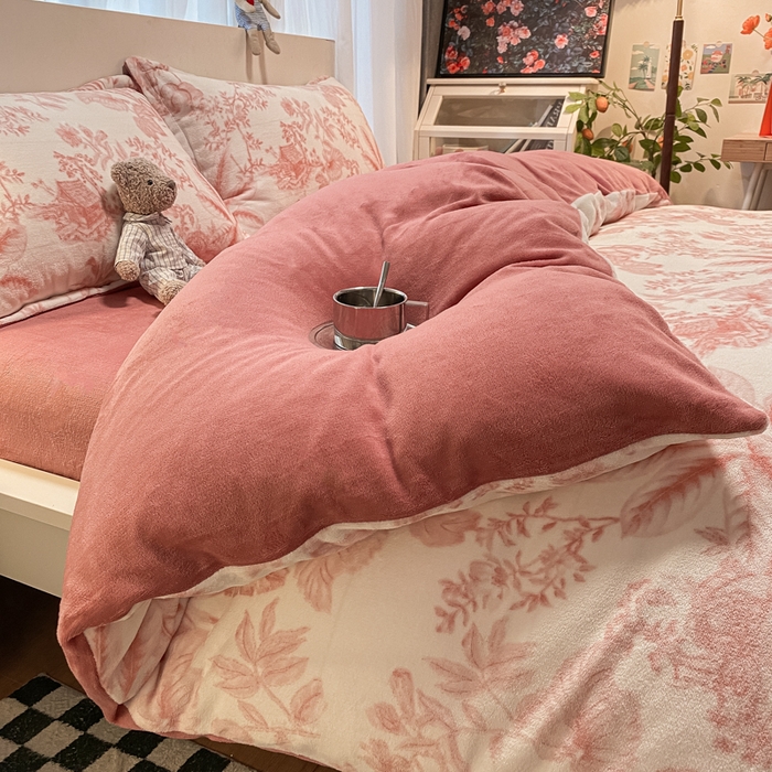 91家纺网 家纺一手货源 找家纺 新印象 2025新款牛奶绒印花四件套 似水流年-粉