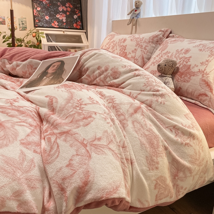 91家纺网 家纺一手货源 找家纺 新印象 2025新款牛奶绒印花四件套 似水流年-粉