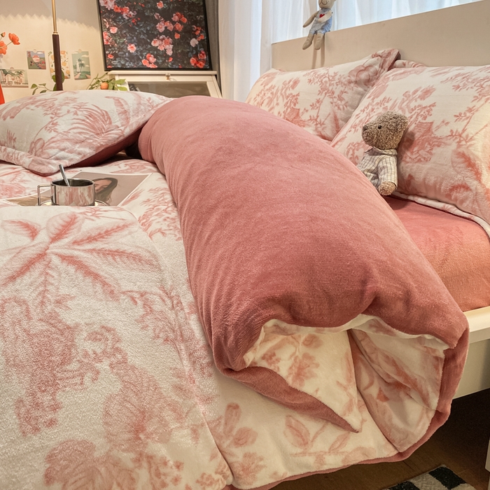 91家纺网 家纺一手货源 找家纺 新印象 2025新款牛奶绒印花四件套 似水流年-粉