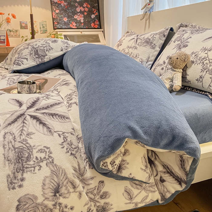 91家纺网 家纺一手货源 找家纺 新印象 2025新款牛奶绒印花四件套 似水流年-蓝