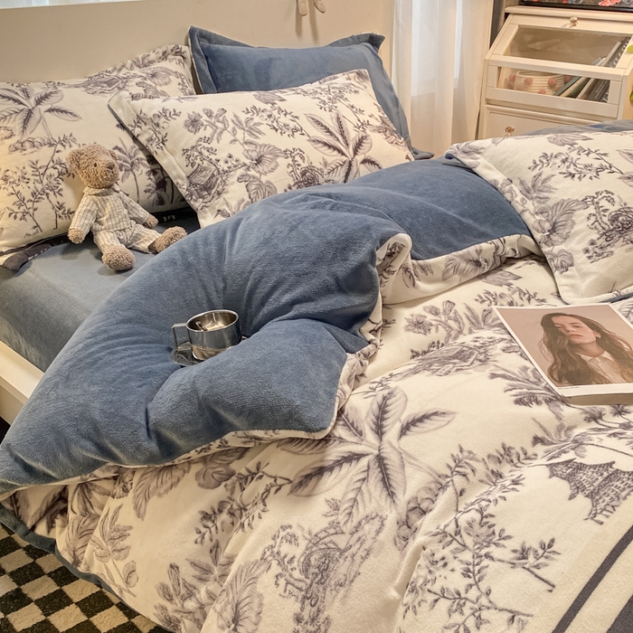 91家纺网 家纺一手货源 找家纺 新印象 2025新款牛奶绒印花四件套 似水流年-蓝