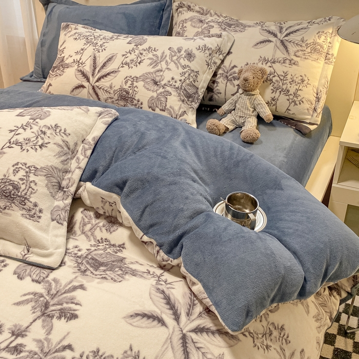 91家纺网 家纺一手货源 找家纺 新印象 2025新款牛奶绒印花四件套 似水流年-蓝