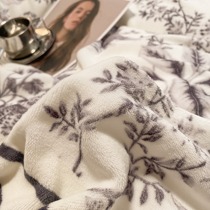 91家纺网 家纺一手货源 找家纺 新印象 2025新款牛奶绒印花四件套 似水流年-蓝