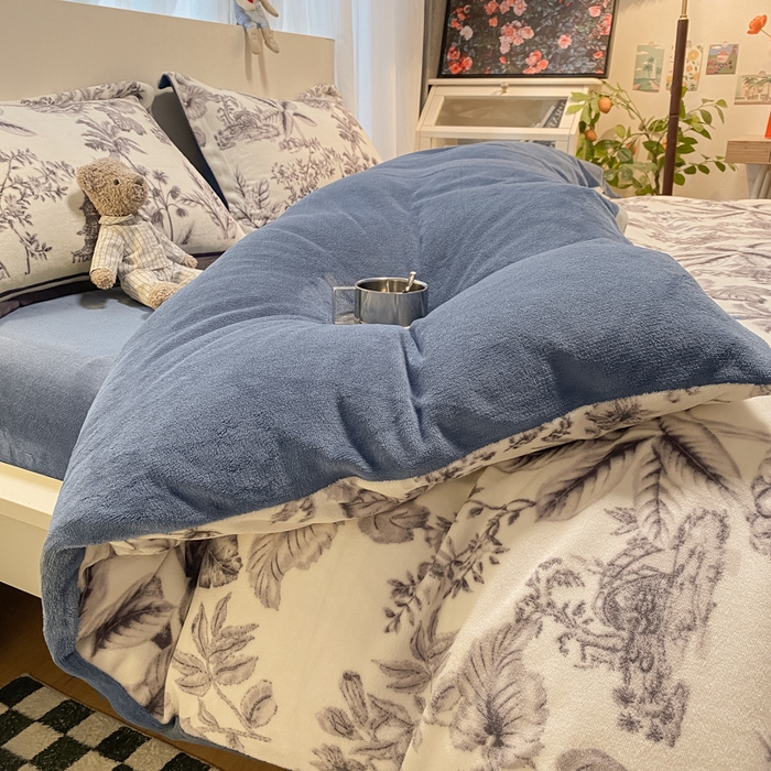 91家纺网 家纺一手货源 找家纺 新印象 2025新款牛奶绒印花四件套 似水流年-蓝