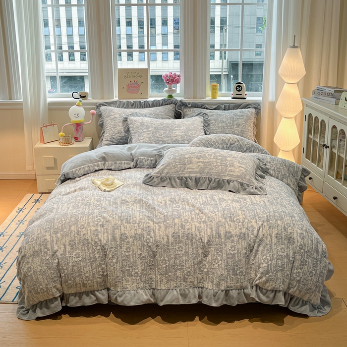 91家纺网 家纺一手货源 找家纺 忆生活家纺 2025新款秋冬韩版公主风5D立体雕花牛奶绒四件套 秋日花语-晴蓝