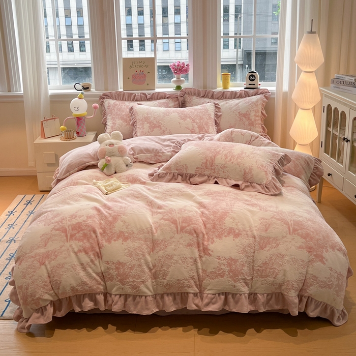 91家纺网 家纺一手货源 找家纺 忆生活家纺 2025新款秋冬韩版公主风5D立体雕花牛奶绒四件套 绿茵-粉