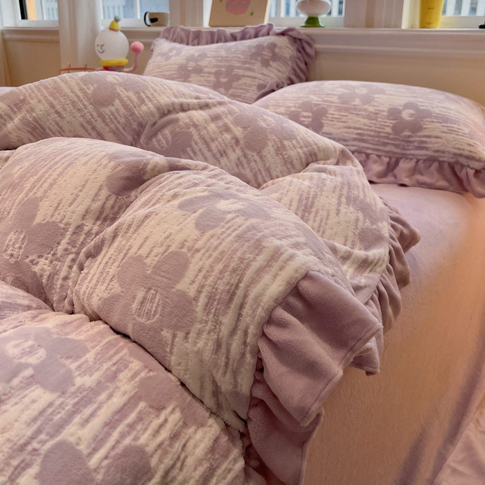 91家纺网 家纺一手货源 找家纺 忆生活家纺 2025新款秋冬韩版公主风5D立体雕花牛奶绒四件套 予你花香-紫