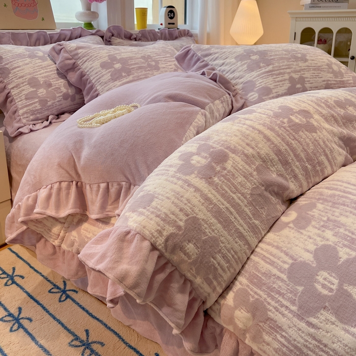 91家纺网 家纺一手货源 找家纺 忆生活家纺 2025新款秋冬韩版公主风5D立体雕花牛奶绒四件套 予你花香-紫