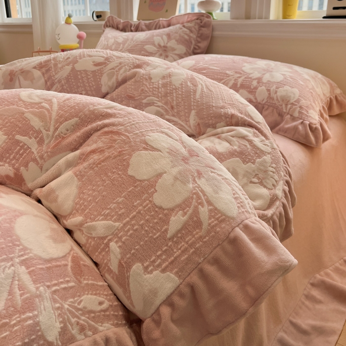 91家纺网 家纺一手货源 找家纺 忆生活家纺 2025新款秋冬韩版公主风5D立体雕花牛奶绒四件套 米兰花园-粉