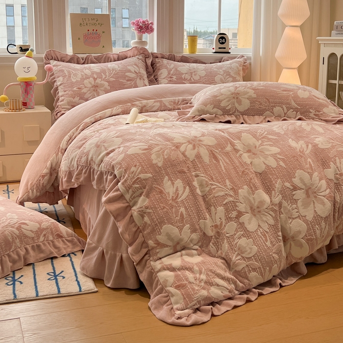 91家纺网 家纺一手货源 找家纺 忆生活家纺 2025新款秋冬韩版公主风5D立体雕花牛奶绒四件套 米兰花园-粉