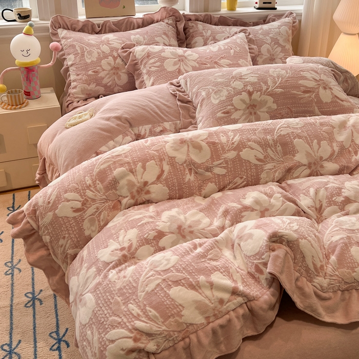 91家纺网 家纺一手货源 找家纺 忆生活家纺 2025新款秋冬韩版公主风5D立体雕花牛奶绒四件套 米兰花园-粉